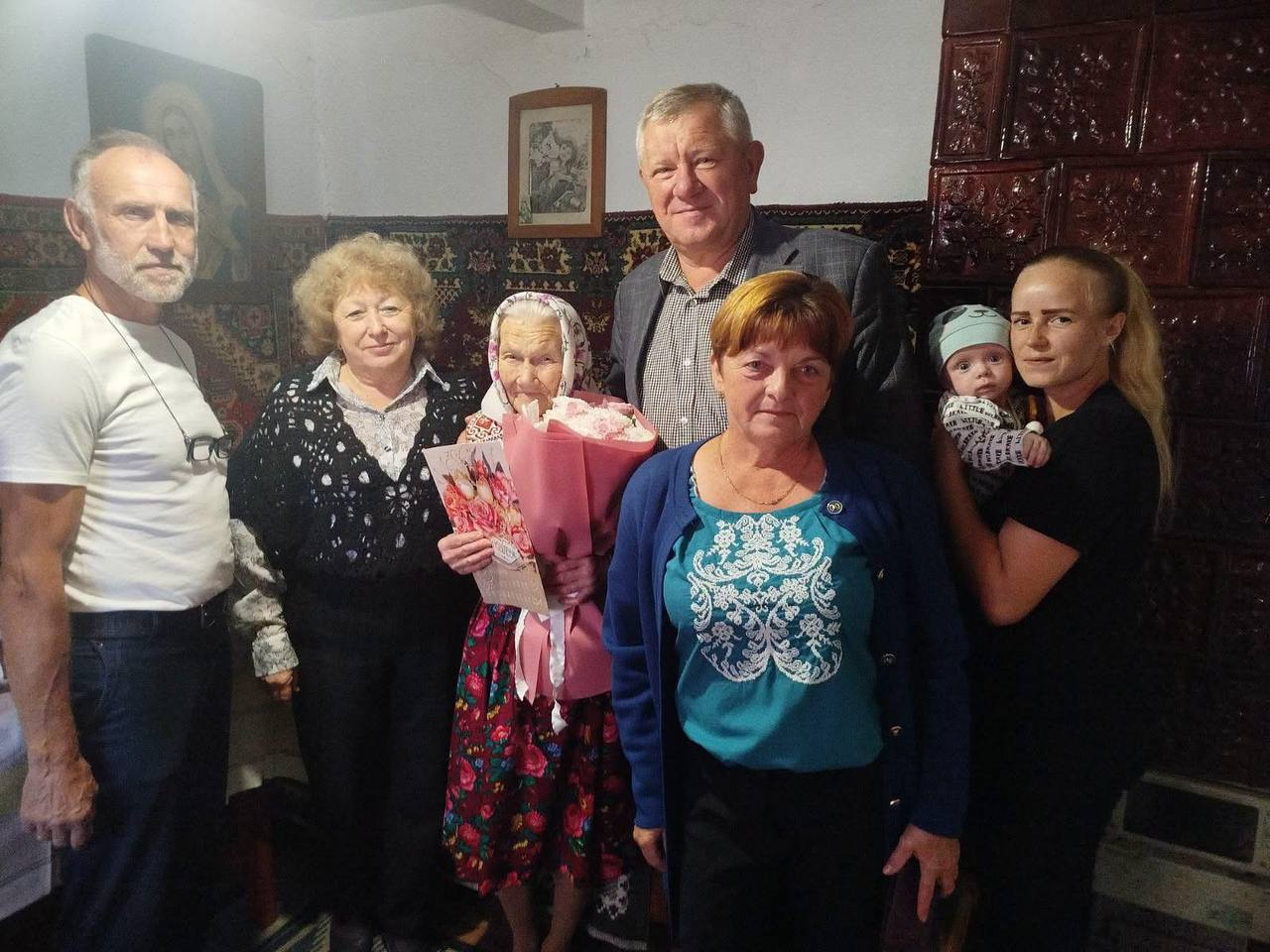 90 років Анни Микитюк: Стоянів вітає свою найстаршу мешканку