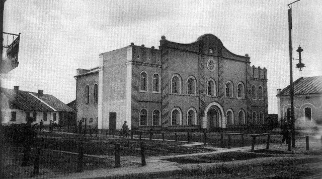 Радехів минулого: чи впізнаєте цю споруду на старому фото