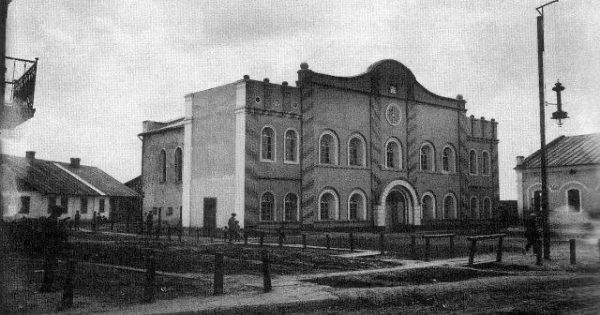 Радехів минулого: чи впізнаєте цю споруду на старому фото